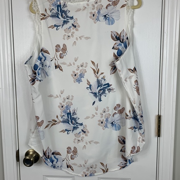 Cream colored shell with blue/brown/tan flowers 2XL. Lace around collar sleevele - Picture 5 of 5